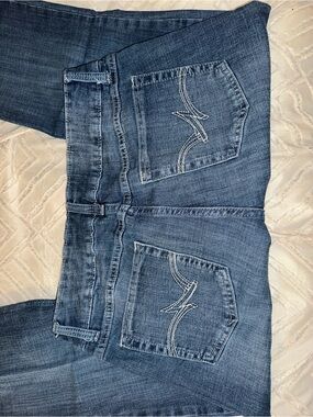 Wrangler Boot Cut Blue Straight Leg Jeans w/ Back Pocket Stitching Size: 13x34